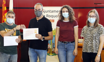 L’Ajuntament de Roquetes entrega al Projecte Emma 400€ recaptats al concert solidari del grup Elma