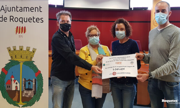 L’Ajuntament de Roquetes entrega un xec simbòlic de 5.342,43 € a la Lliga contra el Càncer de les Terres de l’Ebre