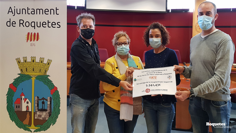 L’Ajuntament de Roquetes entrega un xec simbòlic de 5.342,43 € a la Lliga contra el Càncer de les Terres de l’Ebre