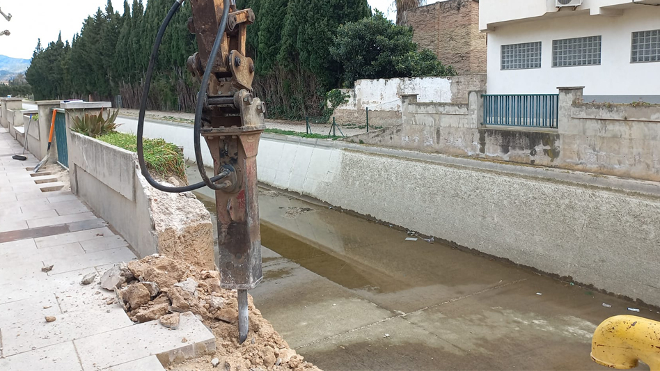 Inici de les obres de remodelació de la barana del canal de Roquetes