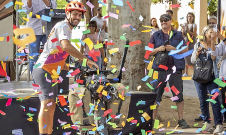 Roquetes es tenyeix de solidaritat per reconèixer la gesta de Pau Hidalgo